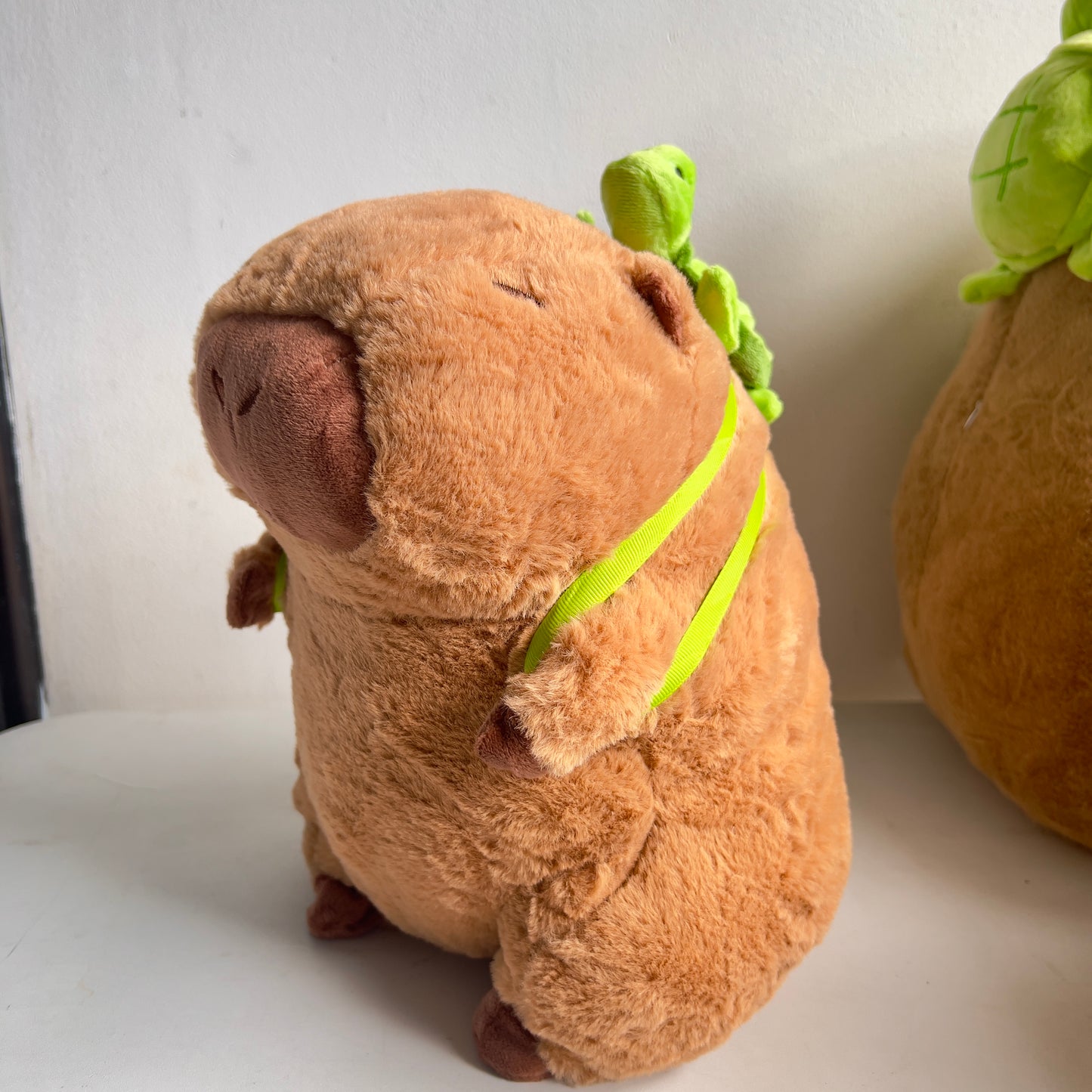 Peluche Capibara con Mochila de Tortuga