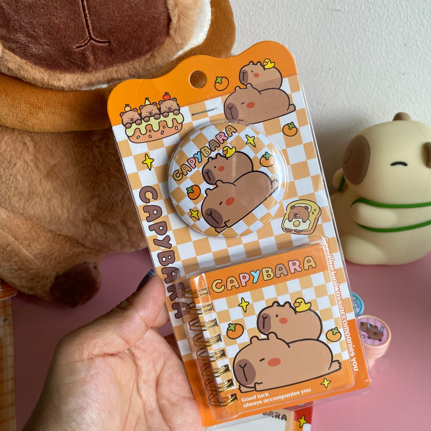 Mini libreta + pin capibara